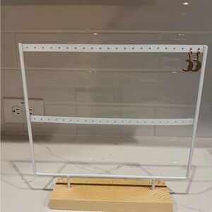 Earring rack: holds 22 pairs of earrings!
